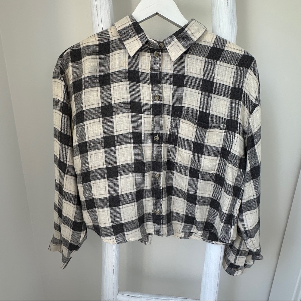 American Eagle Outfitters Grey and Cream Plaid Lightweight Flannel Shirt Size M